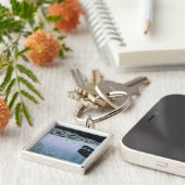 水に囲まれた小さな湖の手漕ぎ舟 キーホルダー (側面)