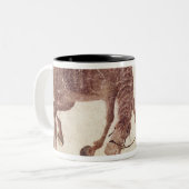 水に彼の馬を連れて行っているモンゴルの遊牧民 ツートーンマグカップ (正面左)