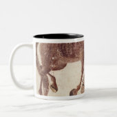 水に彼の馬を連れて行っているモンゴルの遊牧民 ツートーンマグカップ (左)