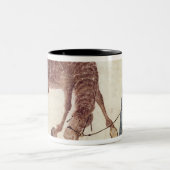 水に彼の馬を連れて行っているモンゴルの遊牧民 ツートーンマグカップ (中央)