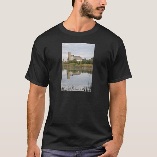 水に映る納屋 Tシャツ (正面)