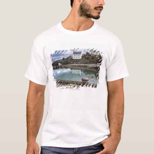 水に沿う家そしてボート Tシャツ (正面)