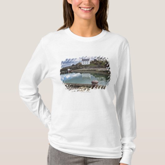 水に沿う家そしてボート Tシャツ (正面)
