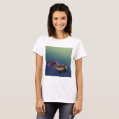 水に浮かぶカエルの瞳 Tシャツ (正面フル)
