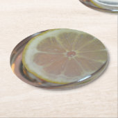 水に浮かぶレモンスライス ラウンドペーパーコースター (アングル)