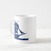 水に浮かぶ帆船の波浪海 コーヒーマグカップ (正面左)