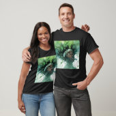 水に浮かぶ美しい黒人女性/植物 Tシャツ (ユニセックス)