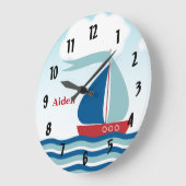 水に浮かぶ赤と青の帆船パーソナライズされた、 ラージ壁時計 (傾斜)