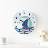 水に浮かぶ赤と青の帆船パーソナライズされた、 ラージ壁時計 (ホーム)