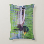 水に浮かんでいるオスのマガモのアヒル アクセントクッション (正面(垂直))