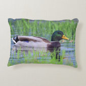 水に浮かんでいるオスのマガモのアヒル アクセントクッション (裏面)