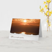 水に照らされた夕焼けの悔やみや弔慰 カード (黄色い花)