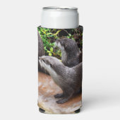 **「水に耐えよ、二つの小さな灰色のカワウソ スリム缶クーラー (Seltzer正面)