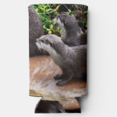 **「水に耐えよ、二つの小さな灰色のカワウソ スリム缶クーラー (裏面)