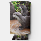 **「水に耐えよ、二つの小さな灰色のカワウソ スリム缶クーラー (正面)