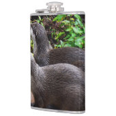 **「水に耐えよ、二つの小さな灰色のカワウソ フラスク (左)