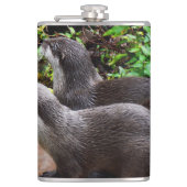 **「水に耐えよ、二つの小さな灰色のカワウソ フラスク (正面)