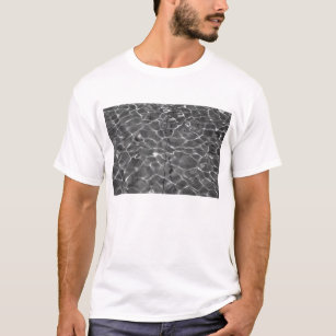 水に軽い反射: 黒く及び白い写真 Tシャツ