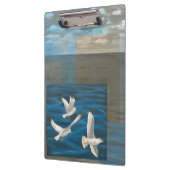 水に飛んでいる3羽の白いカモメ クリップボード (左)