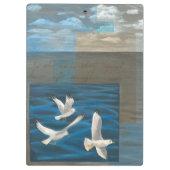 水に飛んでいる3羽の白いカモメ クリップボード (裏面)