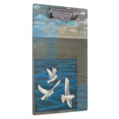 水に飛んでいる3羽の白いカモメ クリップボード (右)