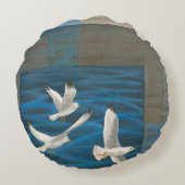 水に飛んでいる3羽の白いカモメ ラウンドクッション (裏面)