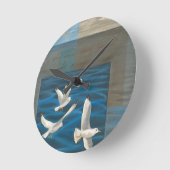 水に飛んでいる3羽の白いカモメ ラウンド壁時計 (傾斜)
