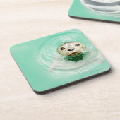 水のシールのポートレート コースター (左側)