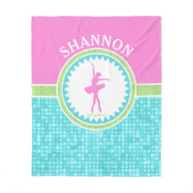 水のタイルを持つ三パステル調色のダンサー