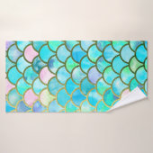 水のティール(緑がかった色)の青い水彩画の人魚はパターンをはかりで測ました バスタオル (バスタオル)