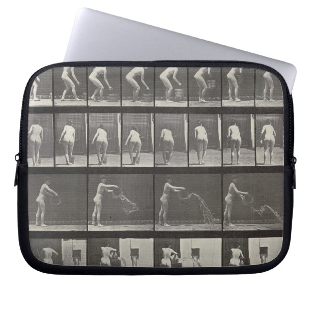 水のバケツを投げている女性はめっきします401をからの「 ラップトップスリーブ (正面)