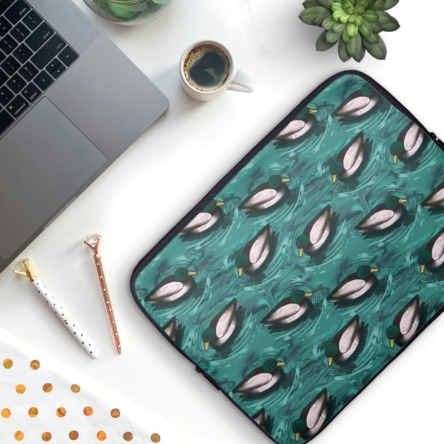 水のパターンで泳ぐマガード ラップトップスリーブ (Mallards in the water pattern laptop sleeves)