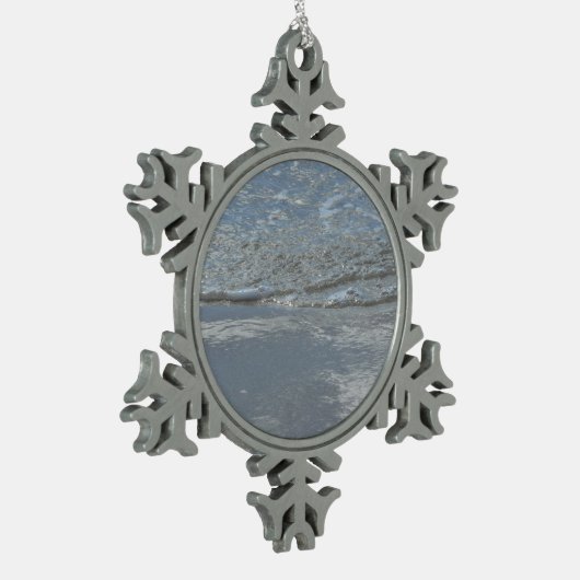 水のラッピングビーチ抽象芸術写真 スノーフレークピューターオーナメント (左)