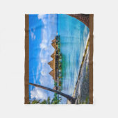 水の上に住む フリースブランケット (正面)