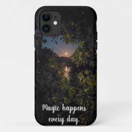 水の上に昇るピンクの満月 iPhone 11 ケース