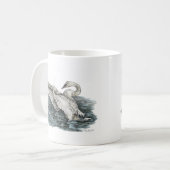 水の上に白い白鳥 コーヒーマグカップ (正面左)