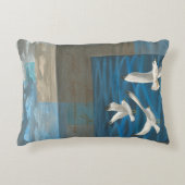 水の上に飛んでいる白いカモメが アクセントクッション (正面)