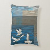 水の上に飛んでいる白いカモメが アクセントクッション (裏面(縦))