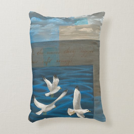 水の上に飛んでいる白いカモメが アクセントクッション (正面(垂直))