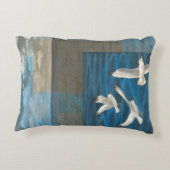 水の上に飛んでいる白いカモメが アクセントクッション (裏面)