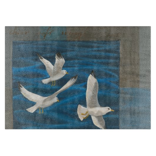 水の上に飛んでいる白いカモメが カッティングボード (正面)