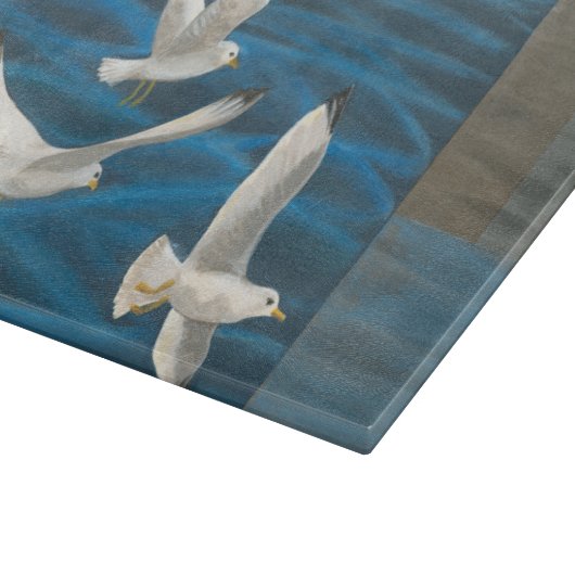 水の上に飛んでいる白いカモメが カッティングボード (角)