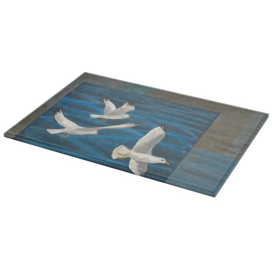 水の上に飛んでいる白いカモメが カッティングボード (角)