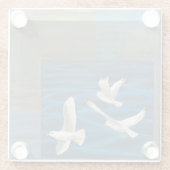 水の上に飛んでいる白いカモメが ガラスコースター (裏面)