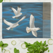 水の上に飛んでいる白いカモメが キッチンタオル (折り畳み)
