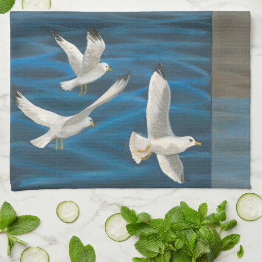 水の上に飛んでいる白いカモメが キッチンタオル (折り畳み)