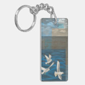 水の上に飛んでいる白いカモメが キーホルダー (正面左)