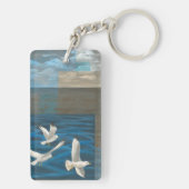水の上に飛んでいる白いカモメが キーホルダー (裏面)