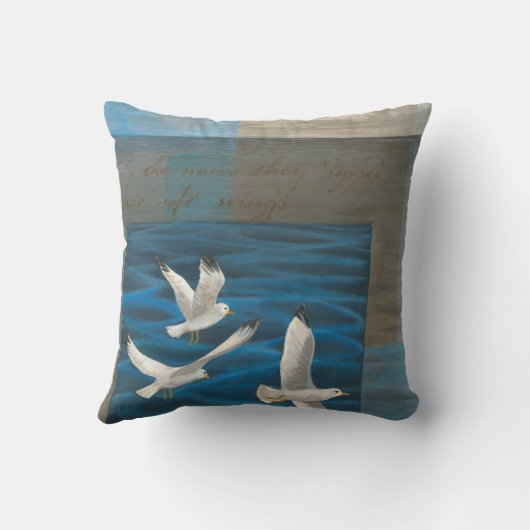 水の上に飛んでいる白いカモメが クッション (裏面)