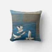 水の上に飛んでいる白いカモメが クッション (正面)